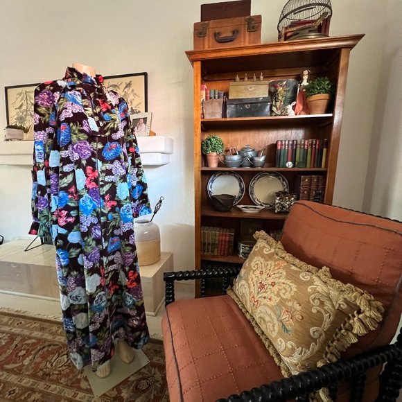 Floral Velvet Women's Robe - Picture 5 of 9